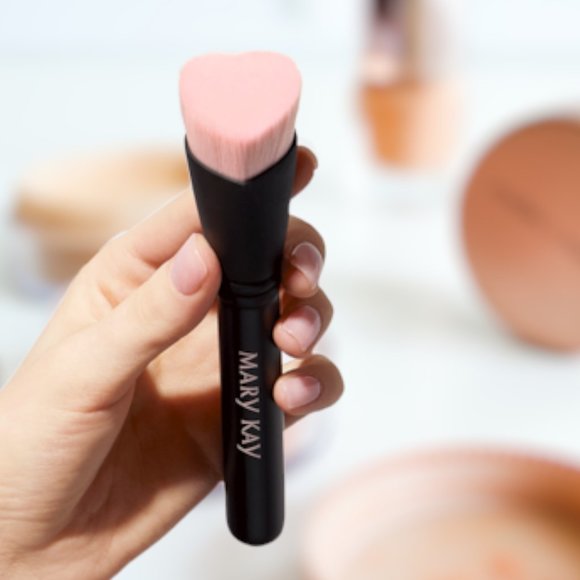 Limited Edition Heart-Shaped Foundation Brush - Mary Kay - Picture 3 of 10